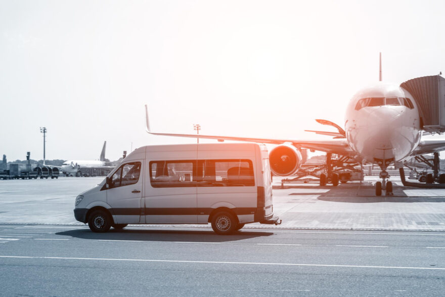 Comparatie intre microbuz si avion pentru transport Romania - Anglia in 2026 timp cost si bagaj