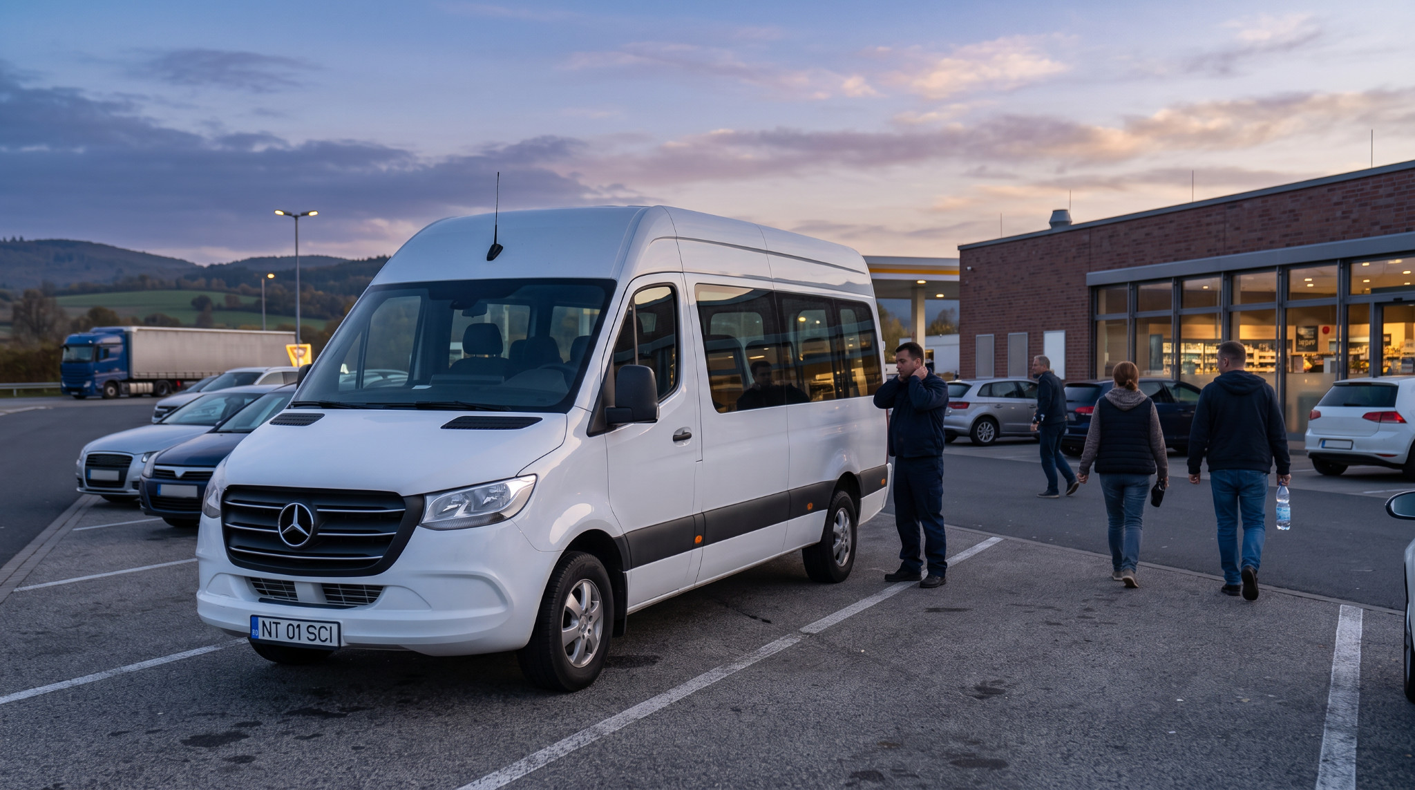 Microbuz oprit la o benzinărie de autostradă în timpul unei pauze pe traseu